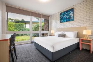 Postel nebo postele na pokoji v ubytování Burvale Hotel