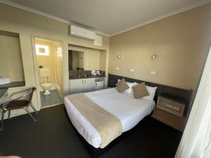 Postel nebo postele na pokoji v ubytování Astor Hotel Motel