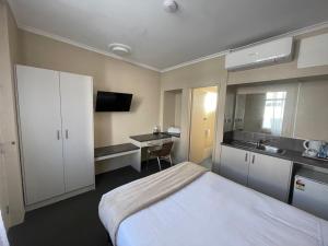 Postel nebo postele na pokoji v ubytování Astor Hotel Motel