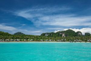 - une vue sur une plage avec des montagnes et de l'eau bleue dans l'établissement SAii Phi Phi Island Village, sur les Îles Phi Phi