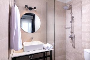 Koupelna v ubytování ELLE Rooms & Suites + 37 fotografií