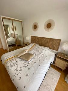 Een bed of bedden in een kamer bij Saint Tropez Spacieux Appartement La Florida
