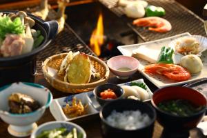 una mesa cubierta con diferentes tipos de comida en tazones en Tateshina Park Hotel en Chino