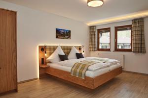 1 dormitorio con 1 cama grande en una habitación en Ferienwohnungen Bergfex en Ramsau