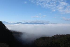 vistas a un valle nublado con árboles y montañas en Tateshina Park Hotel, en Chino