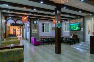 タシュケントにあるHotel & Hostel Galleryの部屋にテーブルと椅子があるレストラン