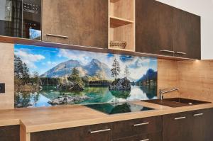 una cocina con una gran pintura en la pared en Ferienwohnungen Bergfex en Ramsau