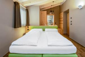 Postel nebo postele na pokoji v ubytování Hotel Vittoria - Ricarica l'anima