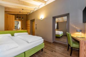 Postel nebo postele na pokoji v ubytování Hotel Vittoria - Ricarica l'anima