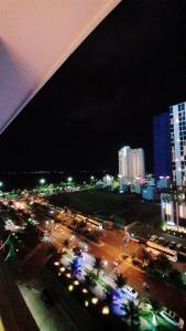 クイニョンにあるFLC Sea Tower Quy Nhơn - Kadupul Homeの夜の交通の街並み