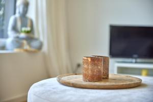 una mesa con dos velas sobre una mesa en Mittelmosel Panorama Ferienwohnung, en Kinheim