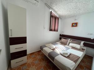 Postel nebo postele na pokoji v ubytování Apartments Bahia Dorada + 37 fotografií