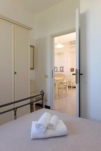 um quarto com duas toalhas sentadas numa cama em Villetta Terme di Torre Canne em Torre Canne