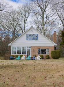 Gallery image of Annapolis Charm Waterfront Getaway - Near Beach - FISH & CRAB from your PRIVATE PIER! in Annapolis