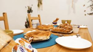 una tavola con polli e piatti di cibo sopra di Hello World a Agrigento