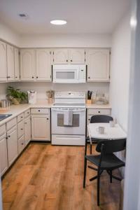 A kitchen or kitchenette at Annapolis Charm Waterfront Getaway - Near Beach - FISH & CRAB from your PRIVATE PIER!