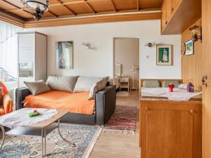 ein Wohnzimmer mit einem Sofa und einem Tisch in der Unterkunft Apartment in Carinthia on Lake Woerthersee in Techelsberg am Worthersee