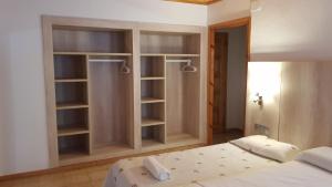 Postel nebo postele na pokoji v ubytování Hostal La Cabanya