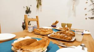 un tavolo in legno con pane e prodotti da forno di Hello World a Agrigento