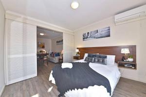Ένα ή περισσότερα κρεβάτια σε δωμάτιο στο One-Bedroom Cozy Apartment in Perth CBD