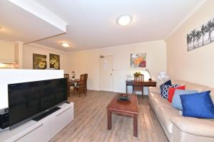 Μια τηλεόραση ή/και κέντρο ψυχαγωγίας στο One-Bedroom Cozy Apartment in Perth CBD
