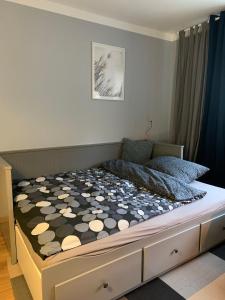 バウツェンにあるAltstadt Apartment Bautzenのベッドルーム1室(ベッド1台、白黒の掛け布団付)