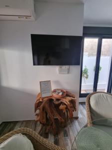 Televízia a/alebo spoločenská miestnosť v ubytovaní Casa Lina del Mar
