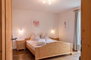 A bed or beds in a room at App Plose Winklerhof