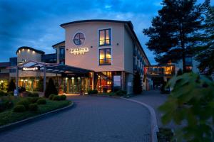 un bâtiment avec une rue en face dans l'établissement Vital Hotel Westfalen Therme Wellness Resort & SPA, à Bad Lippspringe