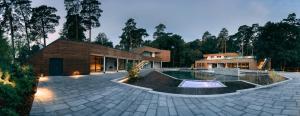a house with a pool in the middle of a courtyard at Vital Hotel Westfalen Therme Wellness Resort & SPA in Bad Lippspringe