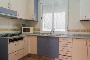 Kuchyňa alebo kuchynka v ubytovaní Apartamentos rurales Casas de Haches