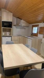 Kuchyň nebo kuchyňský kout v ubytování Hostal La Cabanya