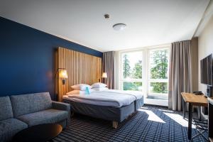 una habitación de hotel con una cama y un sofá en Break Sokos Hotel Koli, en Kolinkylä