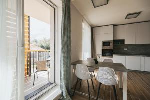 Kuchyňa alebo kuchynka v ubytovaní Apartmány u Škraba
