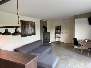 Saale-Residenz في Unterwellenborn: غرفة معيشة مع أريكة وطاولة