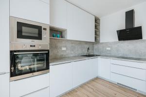 Kuchyňa alebo kuchynka v ubytovaní Apartmány u Škraba