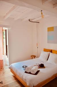 1 dormitorio con 1 cama con toallas en Abury, tables et chambres , randos et bien être à la montagne, en Barcus
