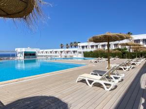 The swimming pool at or close to Beach Club Menorca