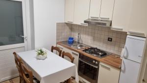 Kuchyňa alebo kuchynka v ubytovaní Villa Crikvenica