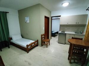 mały pokój z łóżkiem i kuchnią w obiekcie Koula Apartments w mieście Stalida +21 zdjęć