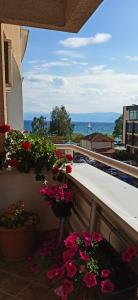 Elle comprend un balcon fleuri offrant une vue sur l'océan. dans l'établissement La Bella Apartments, à Ohrid