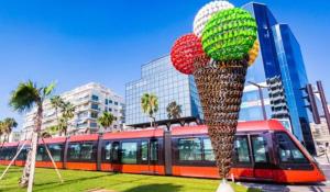 une sculpture d'un palmier à côté d'un bus dans l'établissement Parc Ferber - Charmant studio rénové, rez-de-jardin, proche mer, Carras, à Nice