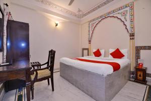 Giường trong phòng chung tại Hotel Tordi Haveli