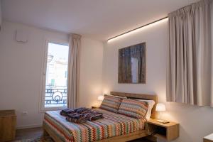 1 dormitorio con 1 cama frente a una ventana en Vespasiani SUITES & APARTMENTS, en San Benedetto del Tronto