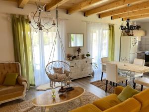 - un salon avec un canapé et une table dans l'établissement Bajka na dan two bedroom apartment, à Gradiška