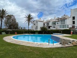 Bazén v ubytování Apartments Bahia Dorada nebo v jeho okolí