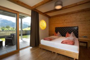 a bedroom with a bed and a large window at Luxapart in Ladis