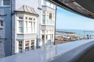 een uitzicht vanaf het balkon van een gebouw bij Elizabeth: Charming two bedroom apartment in centre of town in Ramsgate