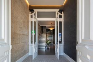 un couloir d'un immeuble avec un escalier et un mur dans l'établissement Bow Homes by Como en Casa, à Vigo