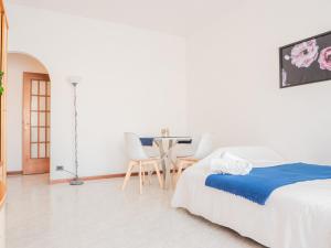 a bedroom with a bed and a table and chairs at The Best Rent - One-bedroom apartment in Washington district in Milan